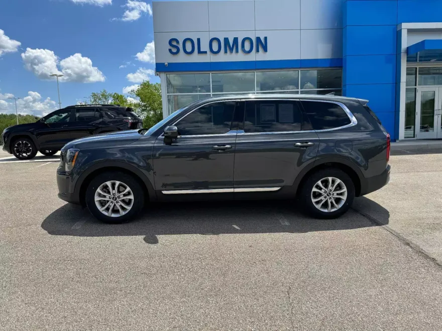2022 Kia Telluride LX photo 1