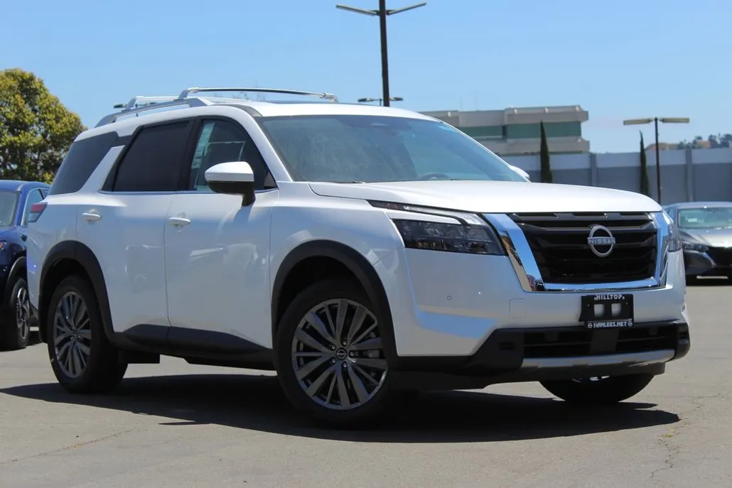 2025 Nissan Pathfinder SL photo 1