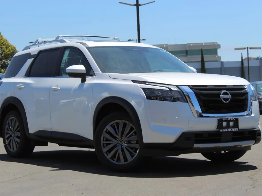 2025 Nissan Pathfinder SL photo 1