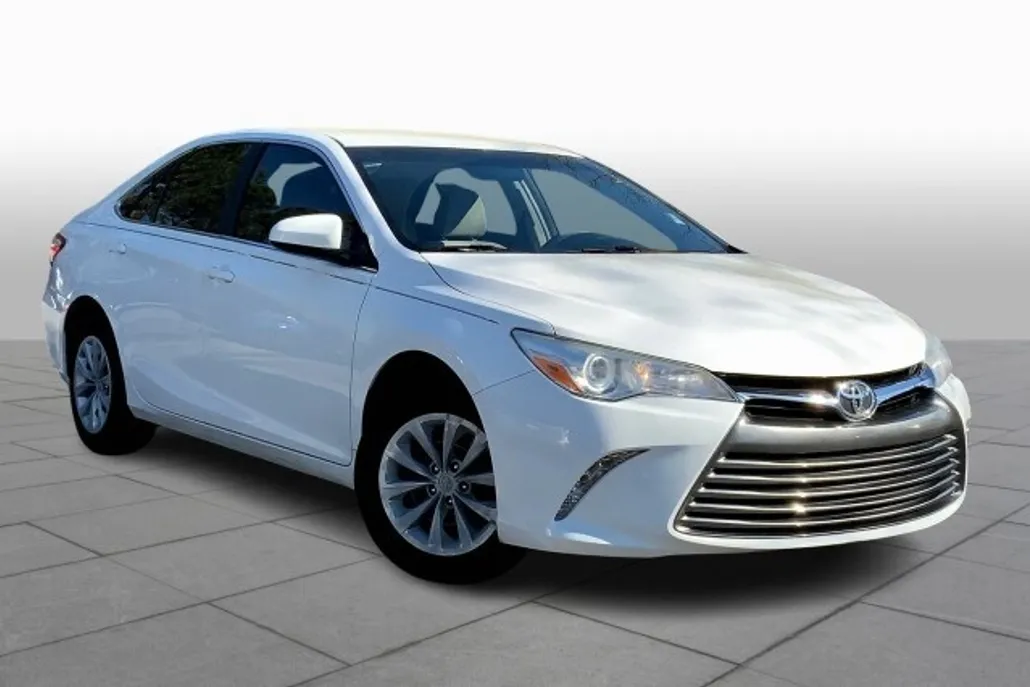 2017 Toyota Camry LE photo 1