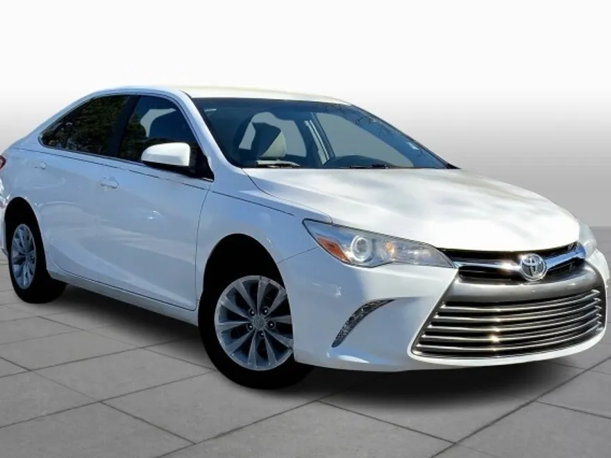 2017 Toyota Camry LE photo 1