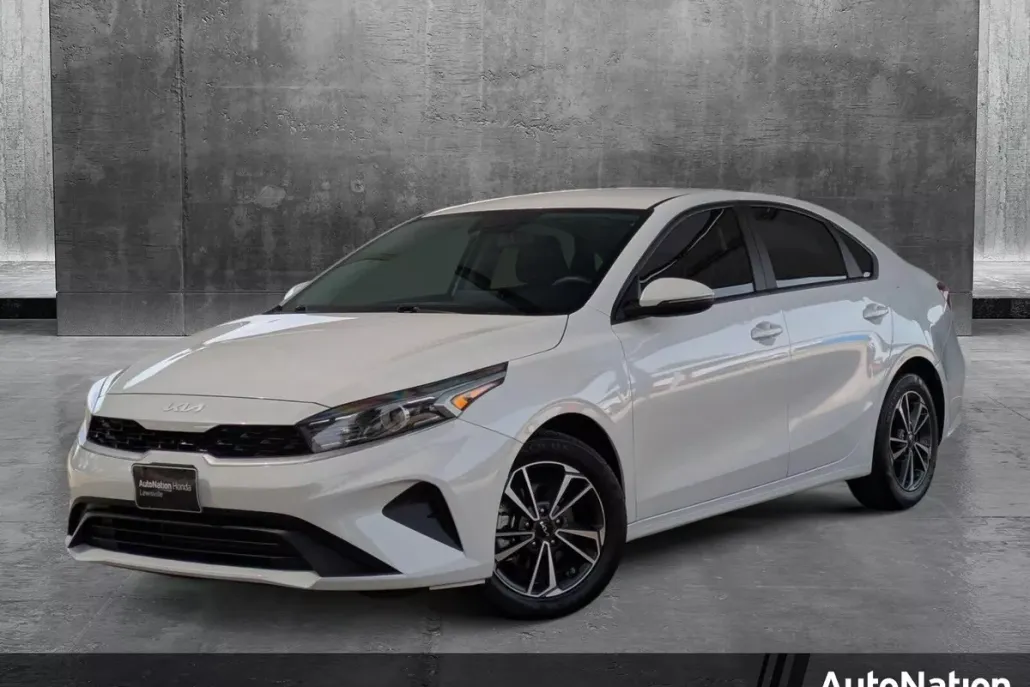 2023 Kia Forte LXS photo 1