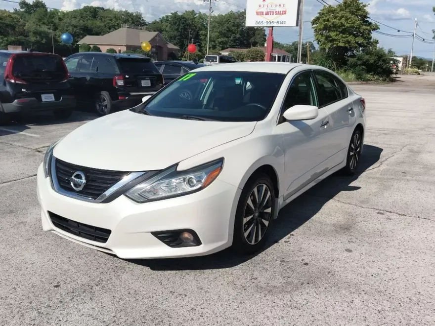 2017 Nissan Altima 2.5 SV photo 1