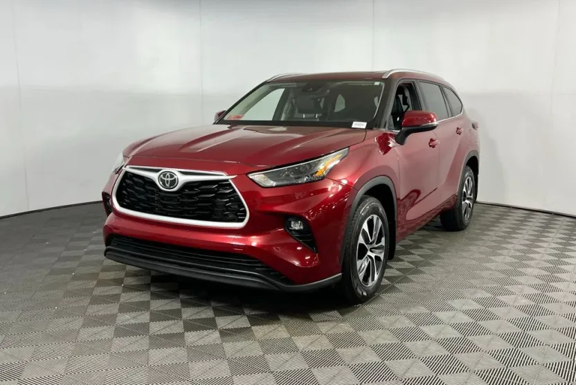 2023 Toyota Highlander XLE photo 1