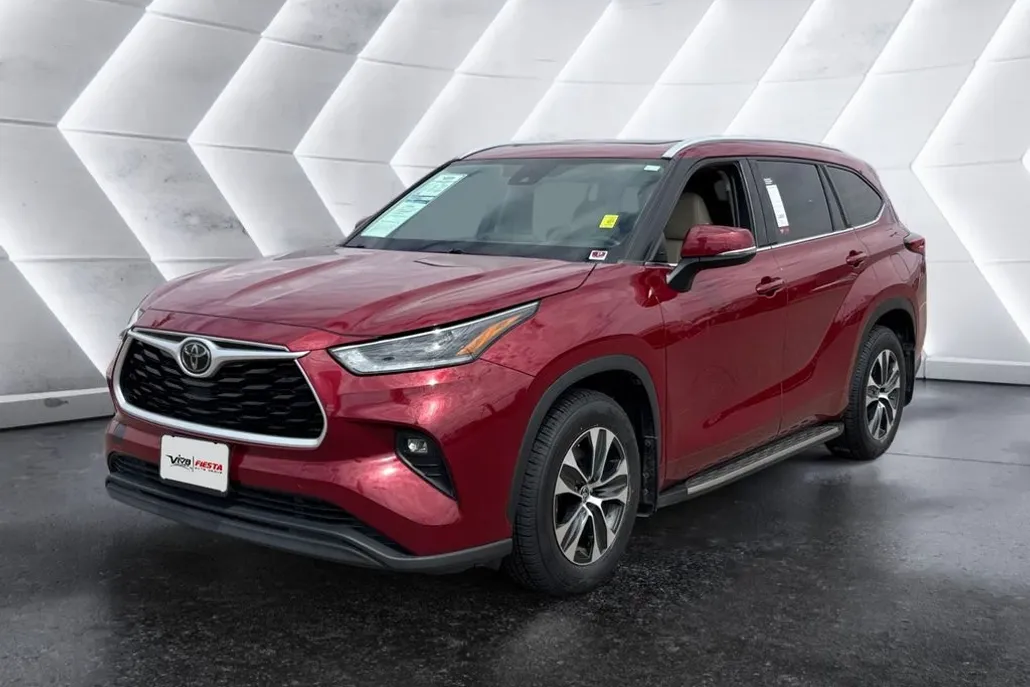 2021 Toyota Highlander XLE photo 1