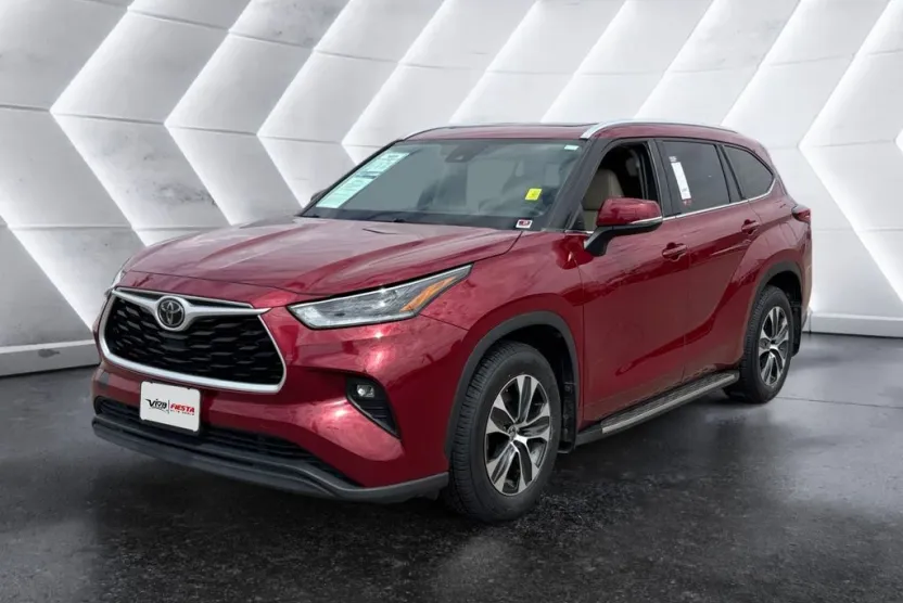 2021 Toyota Highlander XLE photo 1