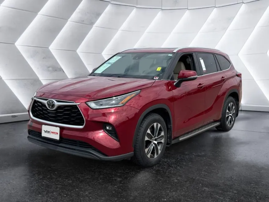 2021 Toyota Highlander XLE photo 1