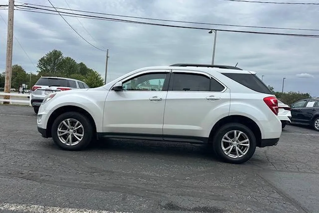 2017 Chevrolet Equinox LT photo 1
