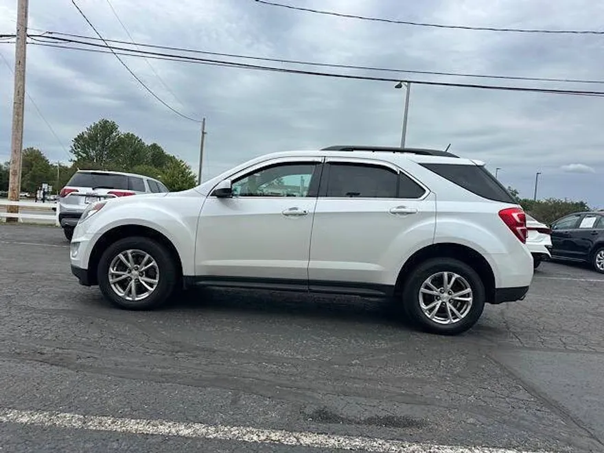 2017 Chevrolet Equinox LT photo 1