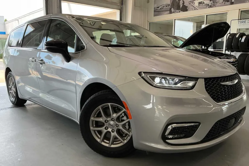 2024 Chrysler Pacifica Touring L photo 1