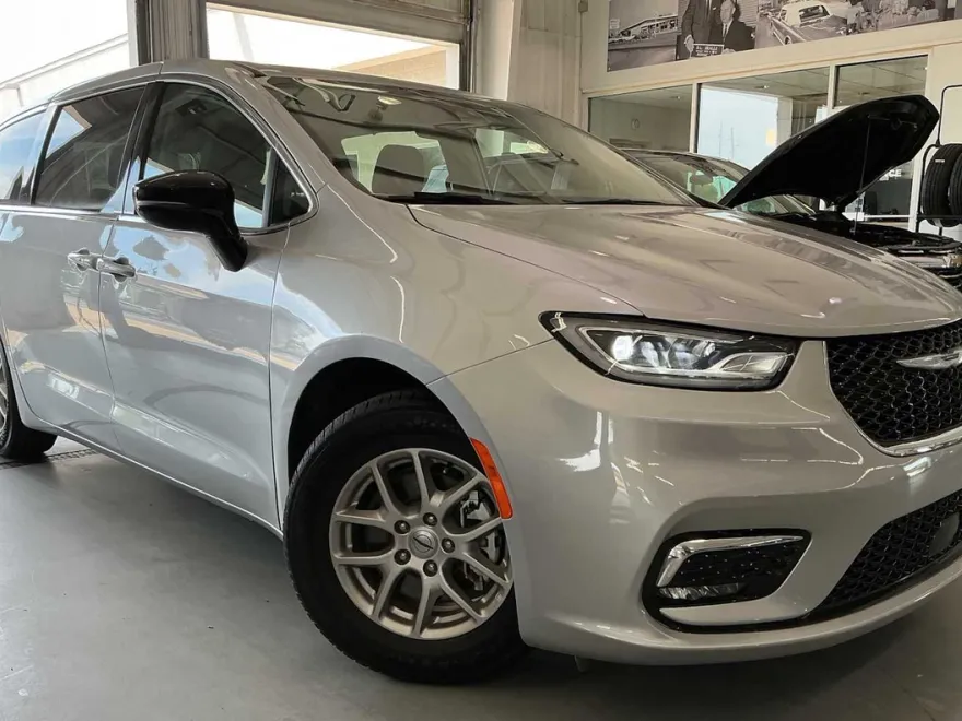2024 Chrysler Pacifica Touring L photo 1