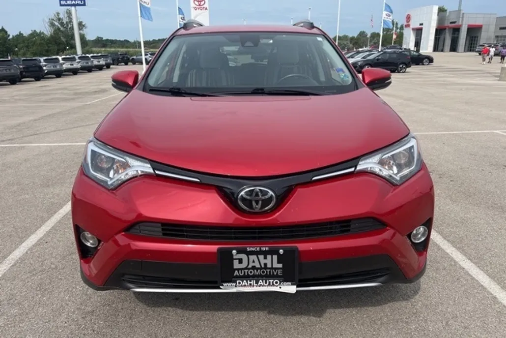 2017 Toyota RAV4 XLE photo 1