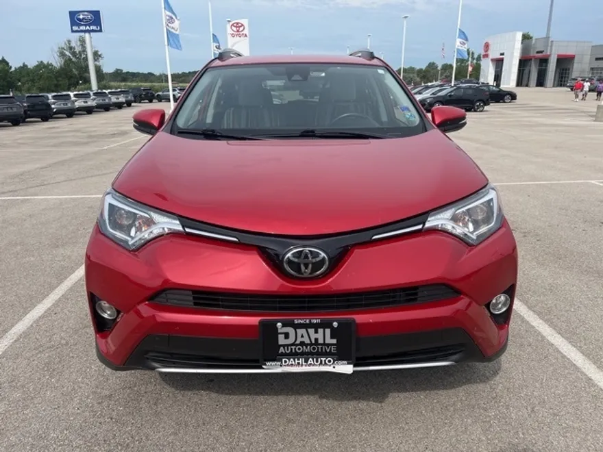 2017 Toyota RAV4 XLE photo 1