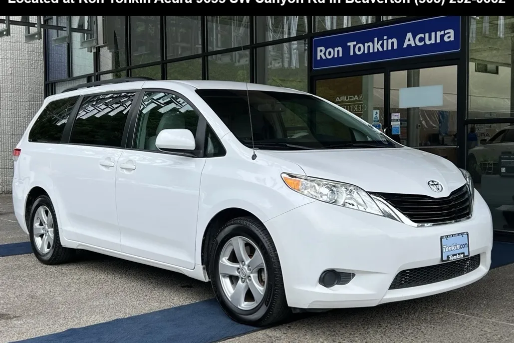 2014 Toyota Sienna LE photo 1