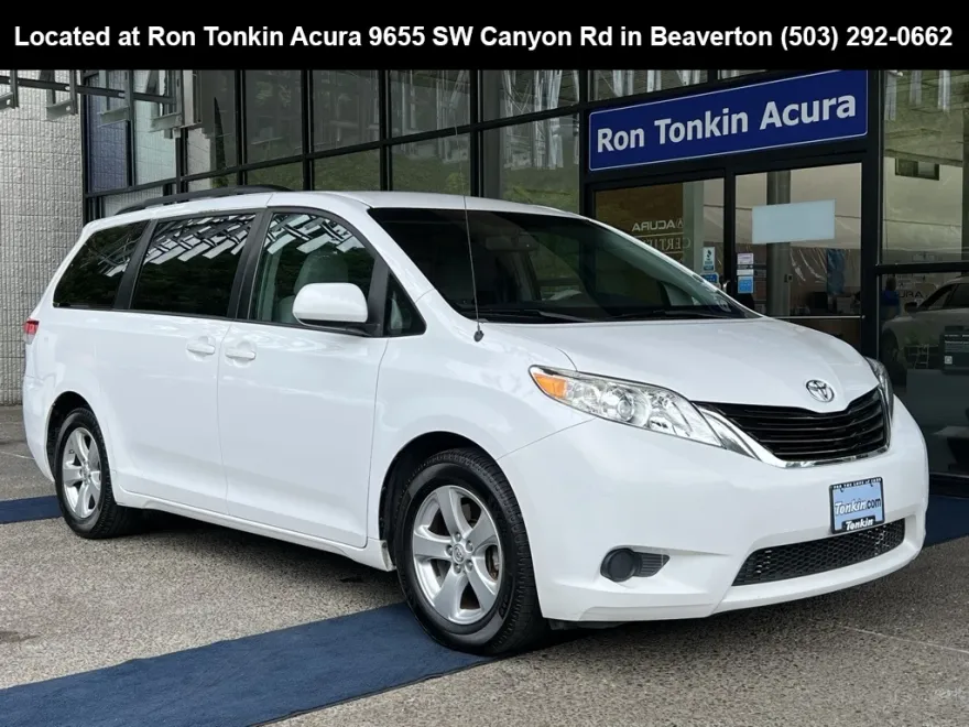 2014 Toyota Sienna LE photo 1