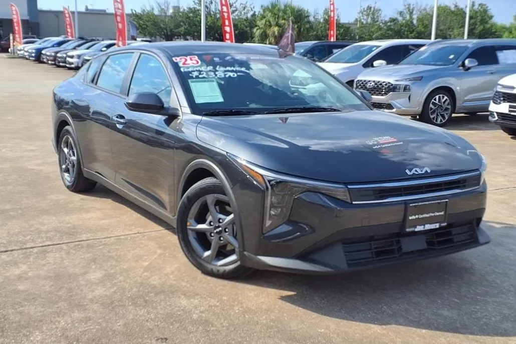 2025 Kia K4 LXS photo 1