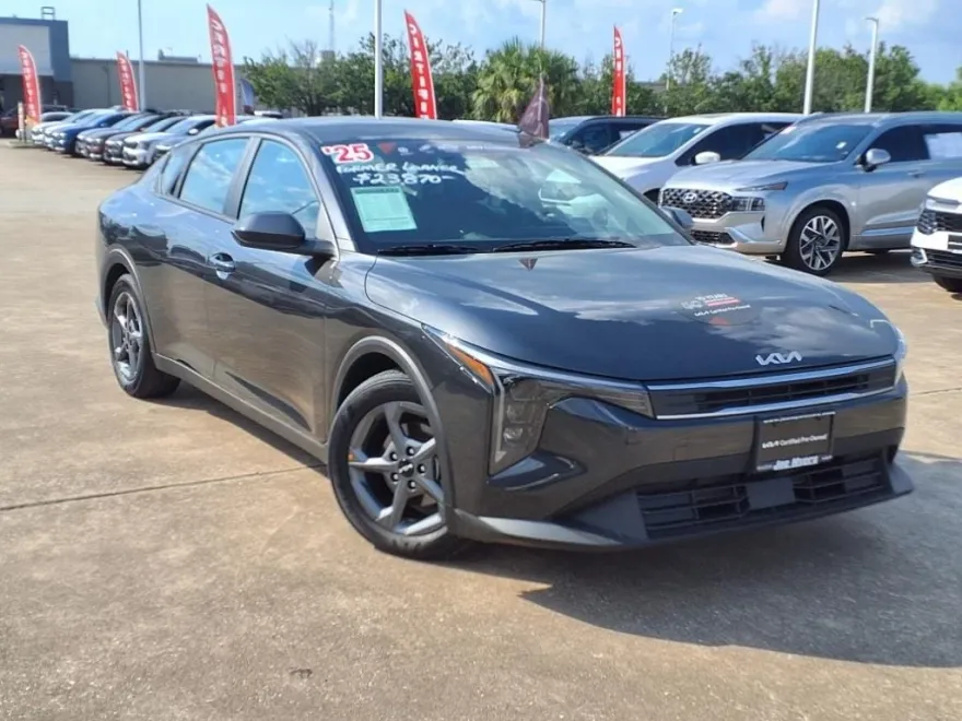 2025 Kia K4 LXS photo 1