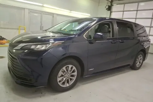 2021 Toyota Sienna LE photo 3