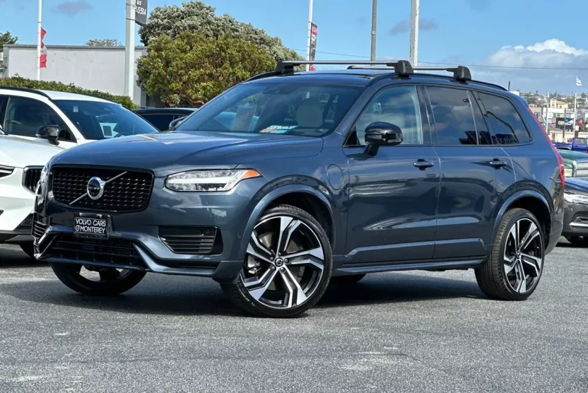 2022 Volvo XC90 Recharge T8 R-Design photo 1