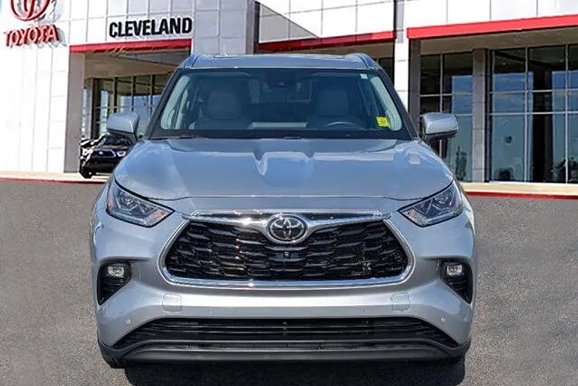 2024 Toyota Highlander Limited photo 1