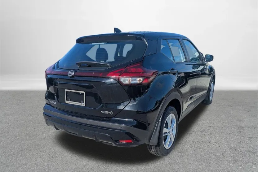 2025 Nissan Kicks Play S photo 1
