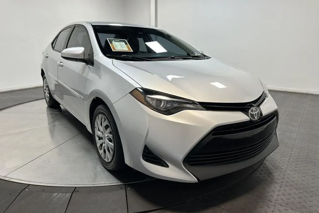 2017 Toyota Corolla LE photo 1