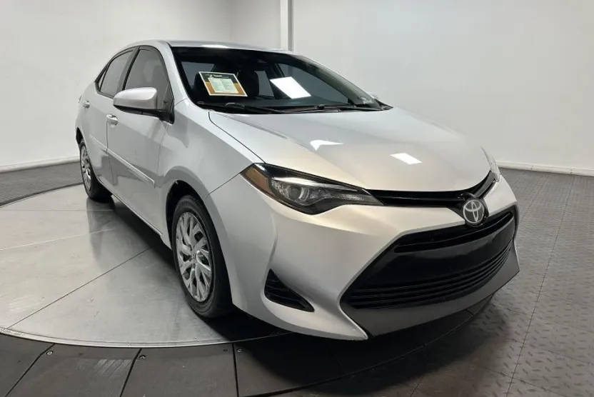2017 Toyota Corolla LE photo 1