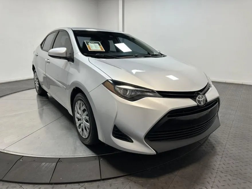 2017 Toyota Corolla LE photo 1