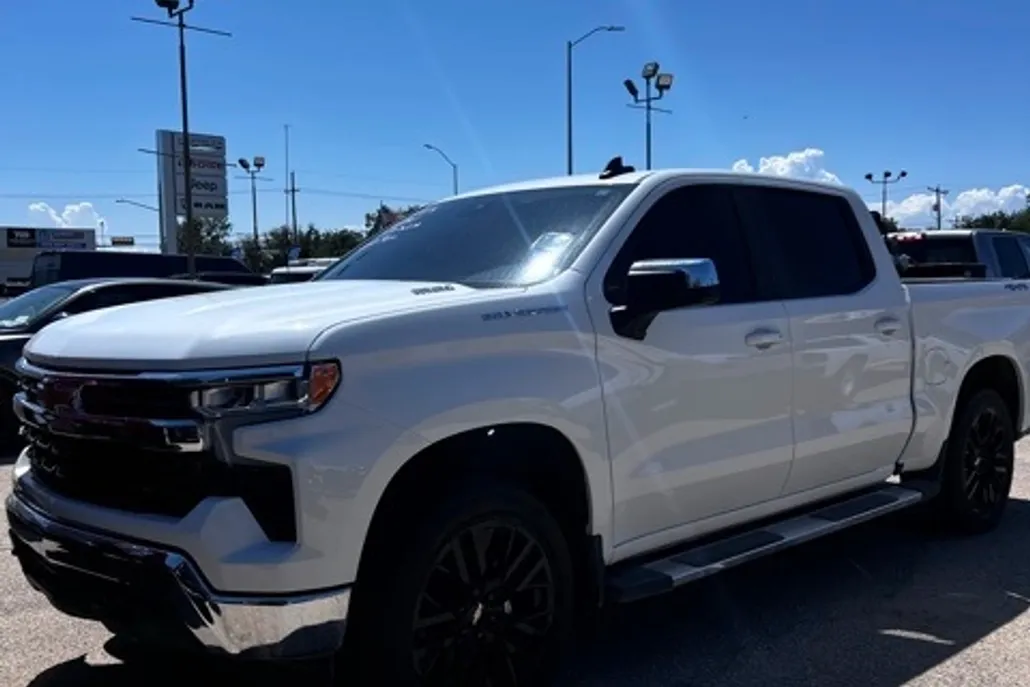 2025 Chevrolet Silverado 1500 LT photo 1