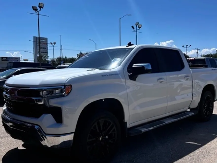 2025 Chevrolet Silverado 1500 LT photo 1