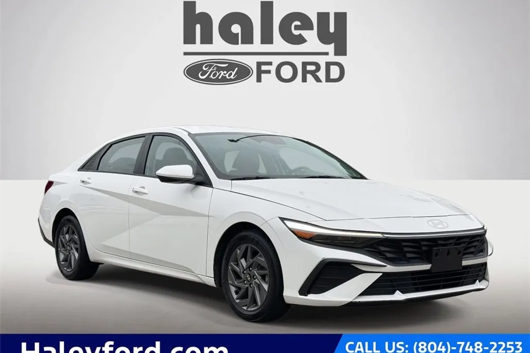 2024 Hyundai Elantra SEL photo 1