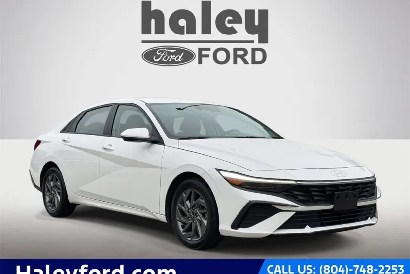 2024 Hyundai Elantra SEL photo 1