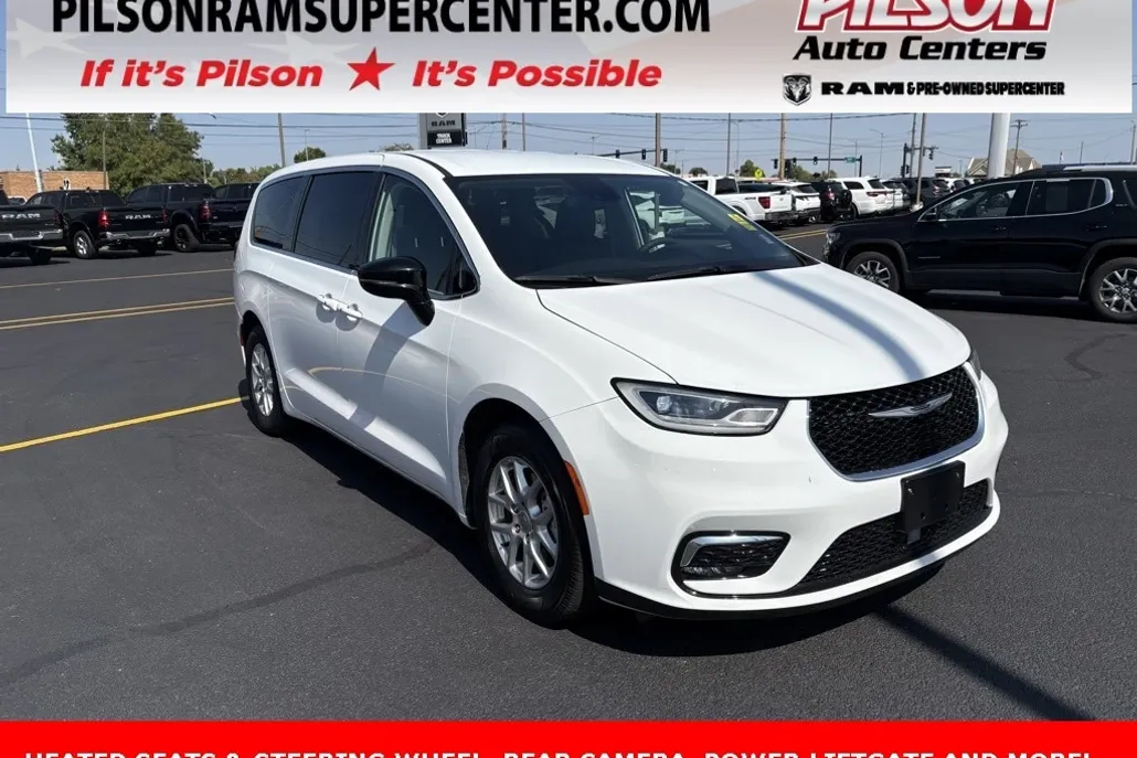 2024 Chrysler Pacifica Touring L photo 1