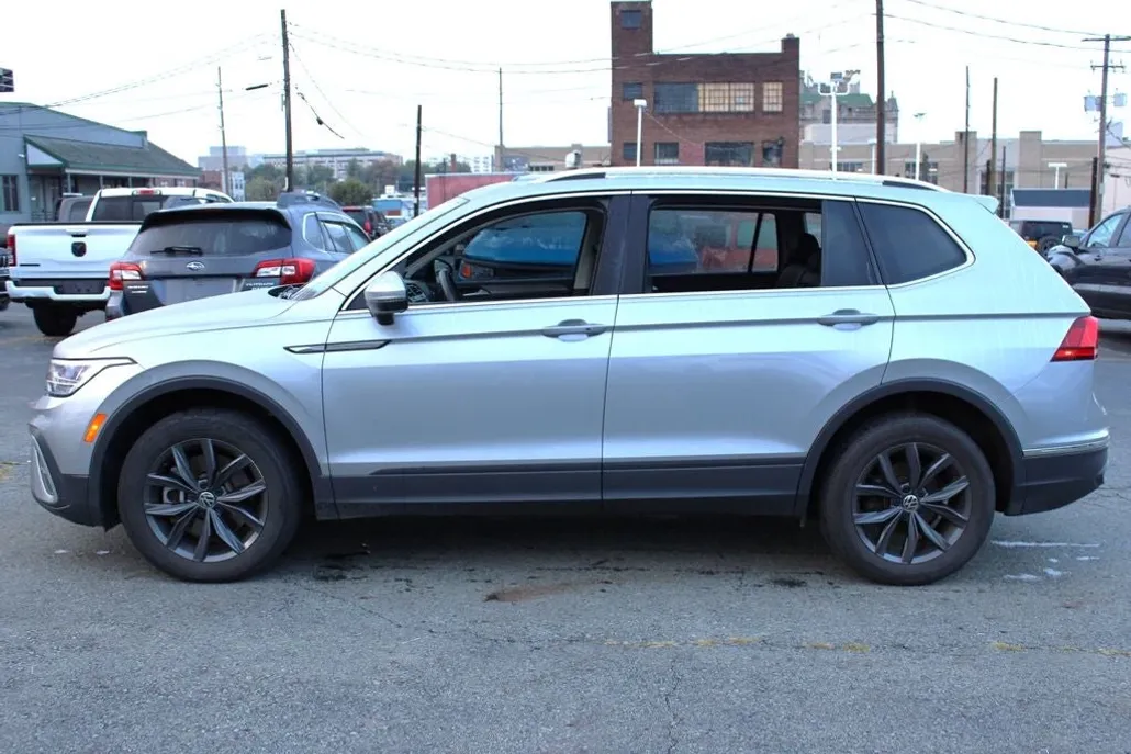 2022 Volkswagen Tiguan SE photo 1