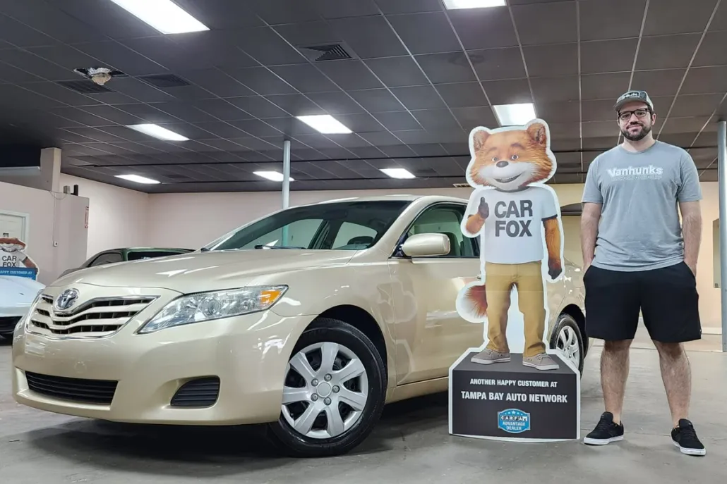 2010 Toyota Camry LE photo 1