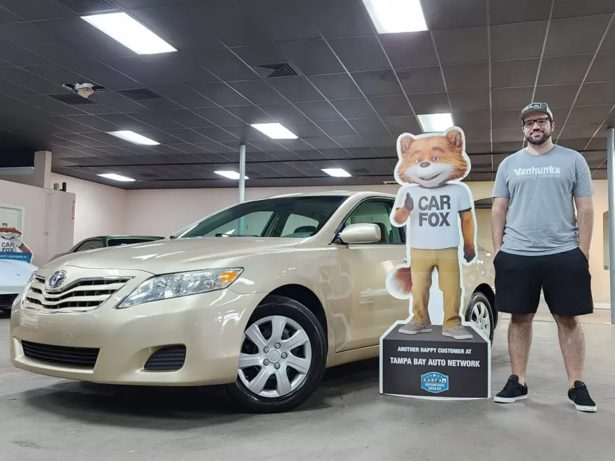 2010 Toyota Camry LE photo 1