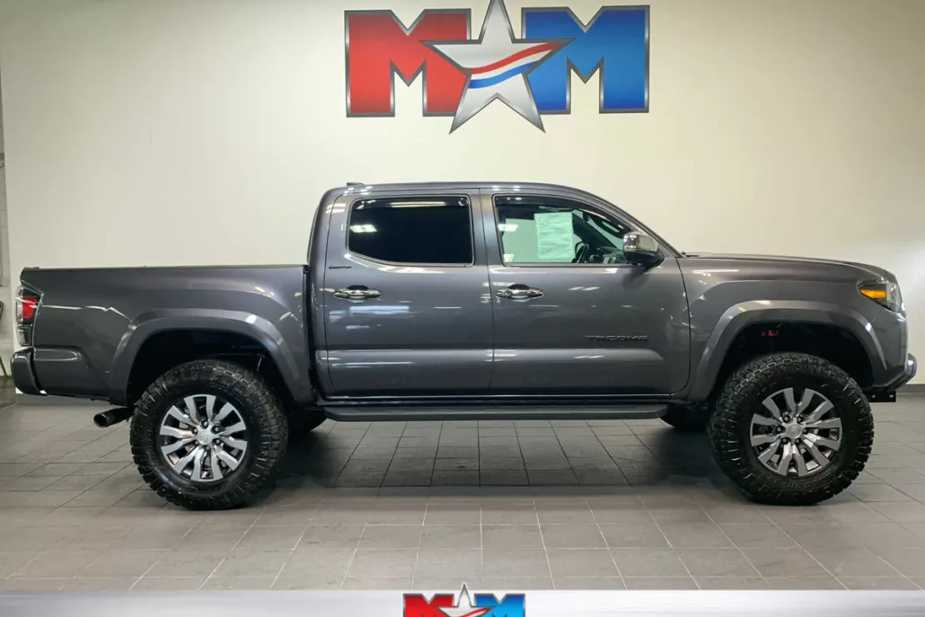 2023 Toyota Tacoma Limited V6 photo 1
