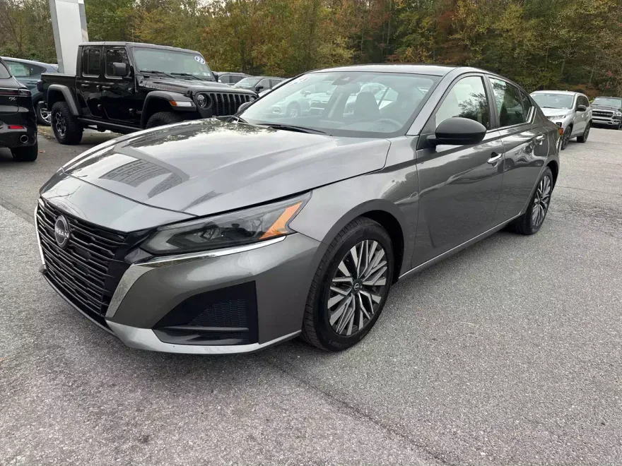 2024 Nissan Altima 2.5 SV photo 1