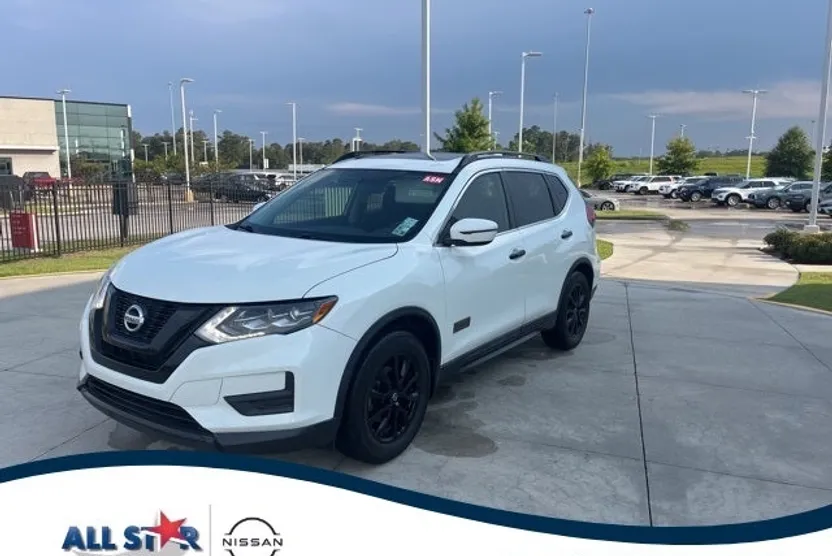 2017 Nissan Rogue SV photo 1