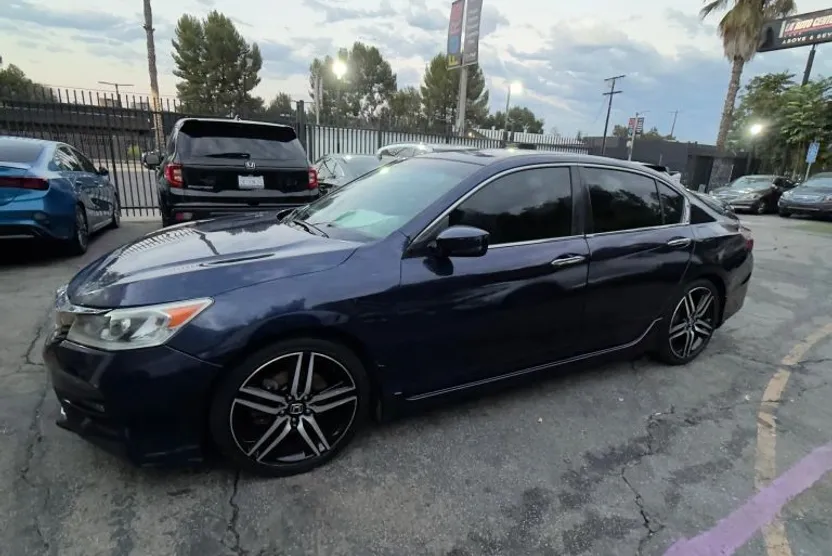 2017 Honda Accord Sport photo 1