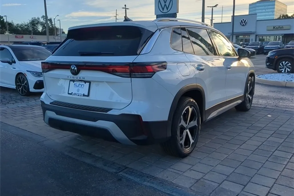2025 Volkswagen Tiguan SE photo 1