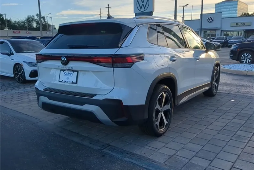 2025 Volkswagen Tiguan SE photo 1