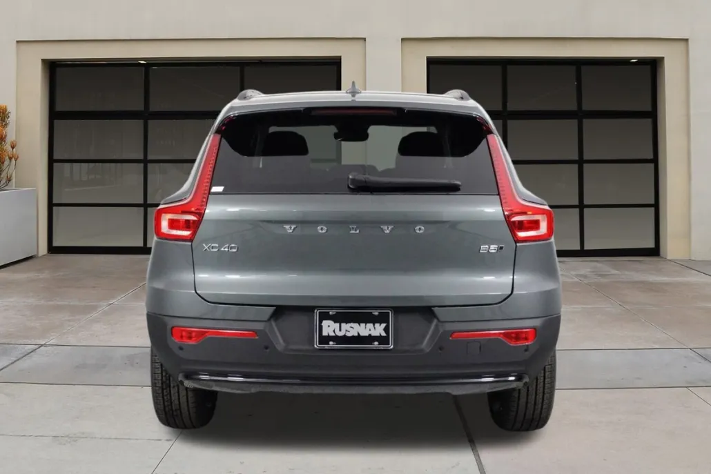 2026 Volvo XC40 photo 1