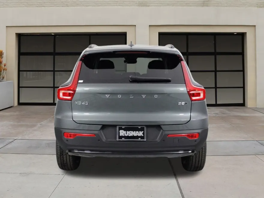 2026 Volvo XC40 photo 1