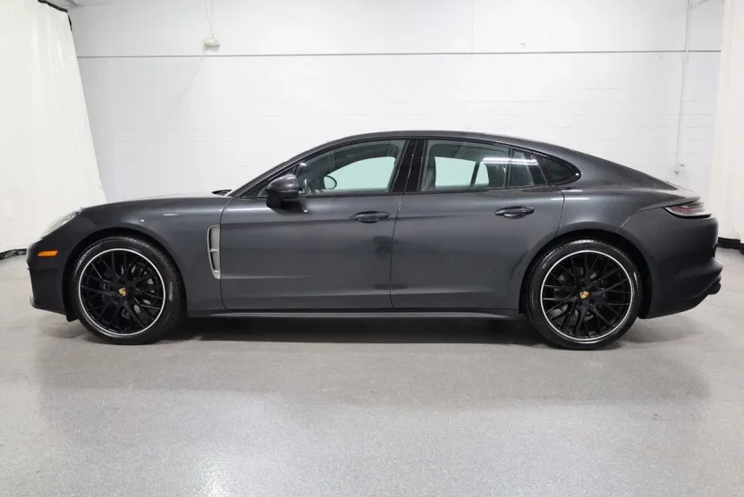 2023 Porsche Panamera 4 Platinum photo 1