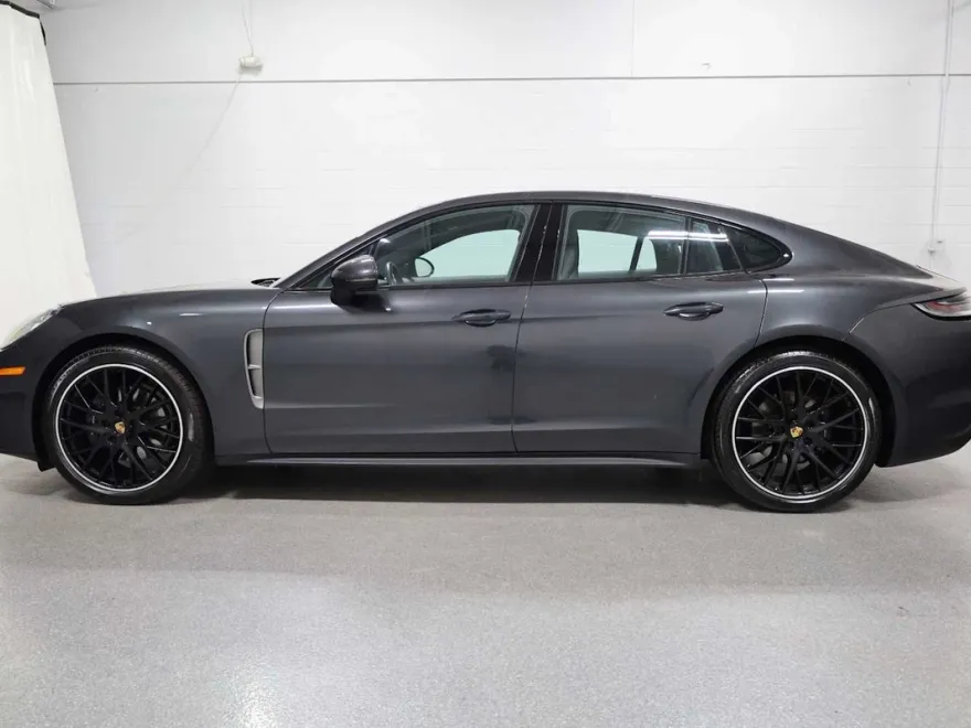 2023 Porsche Panamera 4 Platinum photo 1