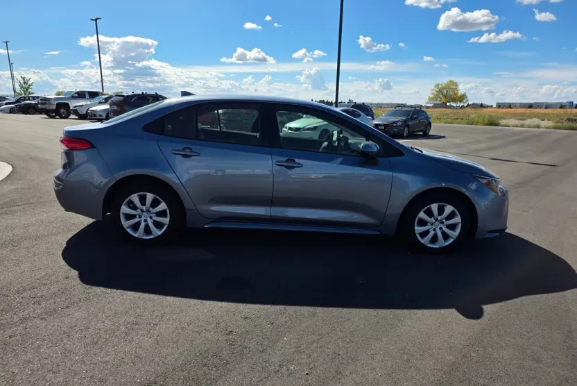 2022 Toyota Corolla LE photo 1