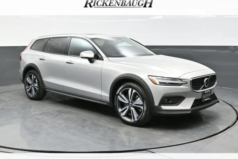 2025 Volvo V60 Cross Country B5 Plus photo 1