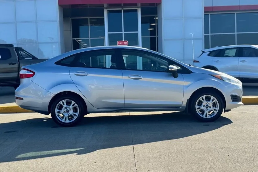 2016 Ford Fiesta SE photo 1