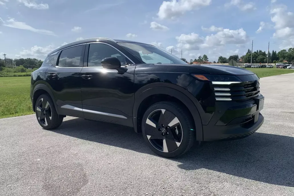 2025 Nissan Kicks SR photo 1